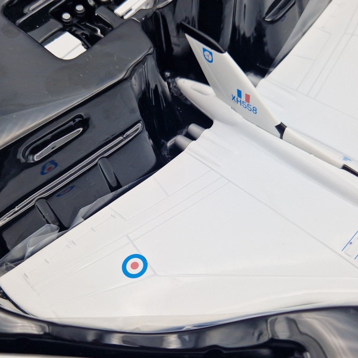 Corgi Aviation Archive 1:144 Avro Vulcan B.2 XH558 230 OCU AA31208 - Corgi