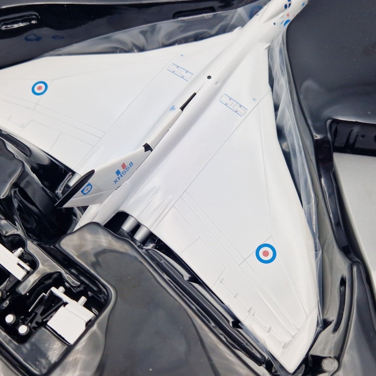 Corgi Aviation Archive 1:144 Avro Vulcan B.2 XH558 230 OCU AA31208 - Corgi
