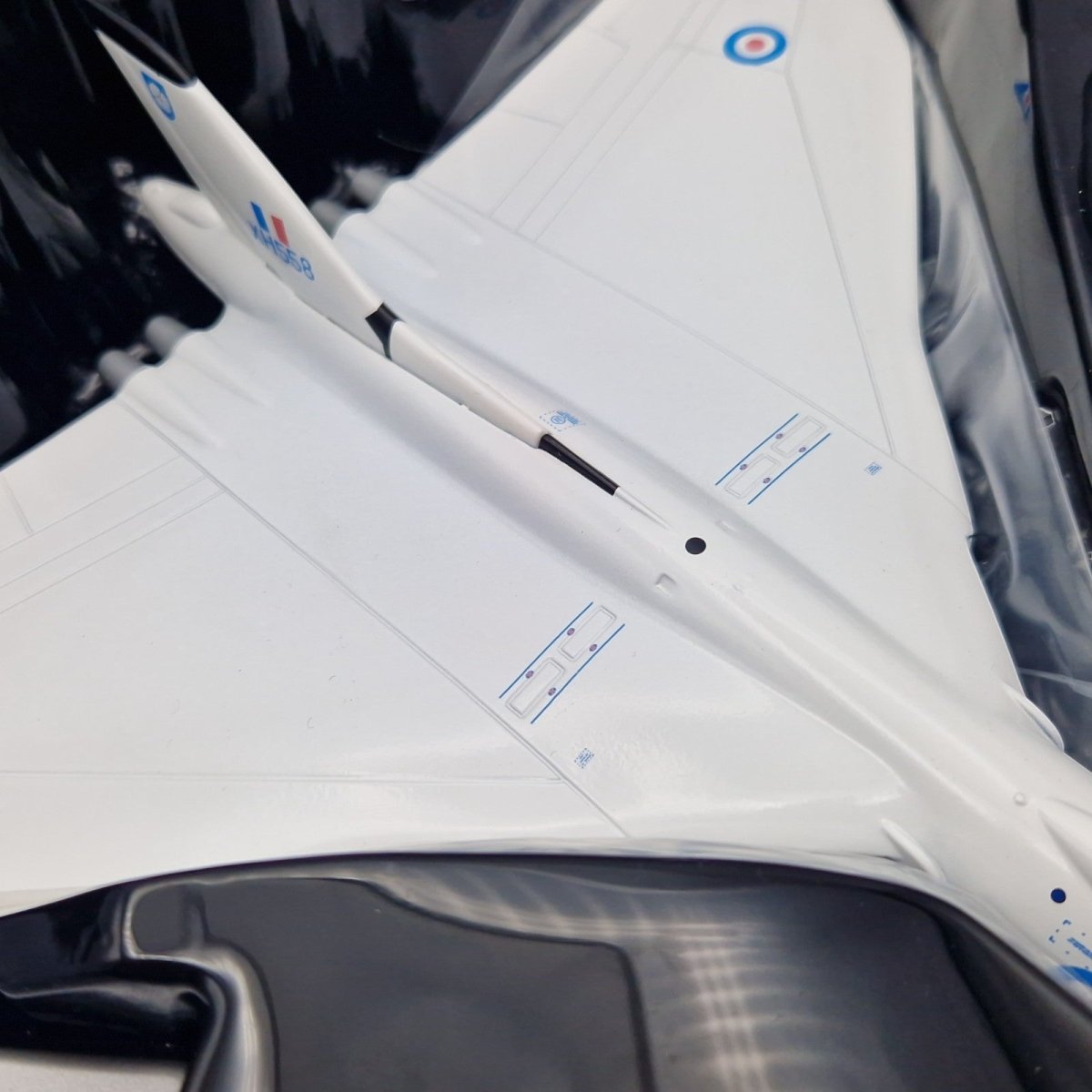 Corgi Aviation Archive 1:144 Avro Vulcan B.2 XH558 230 OCU AA31208 - Corgi