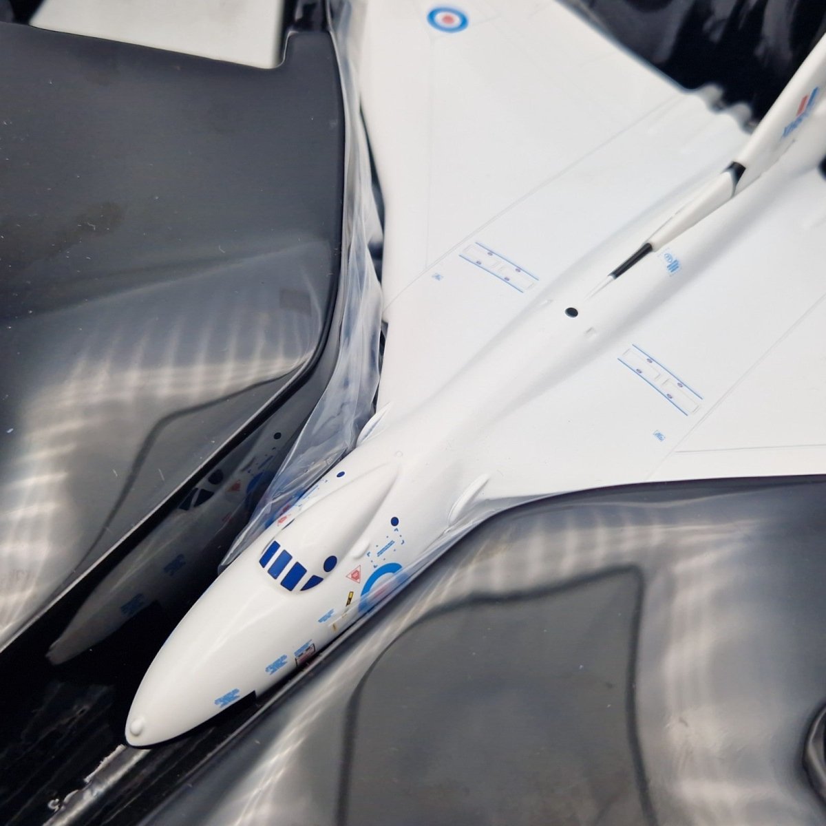 Corgi Aviation Archive 1:144 Avro Vulcan B.2 XH558 230 OCU AA31208 - Corgi