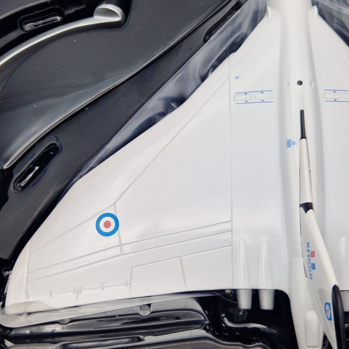 Corgi Aviation Archive 1:144 Avro Vulcan B.2 XH558 230 OCU AA31208 - Corgi