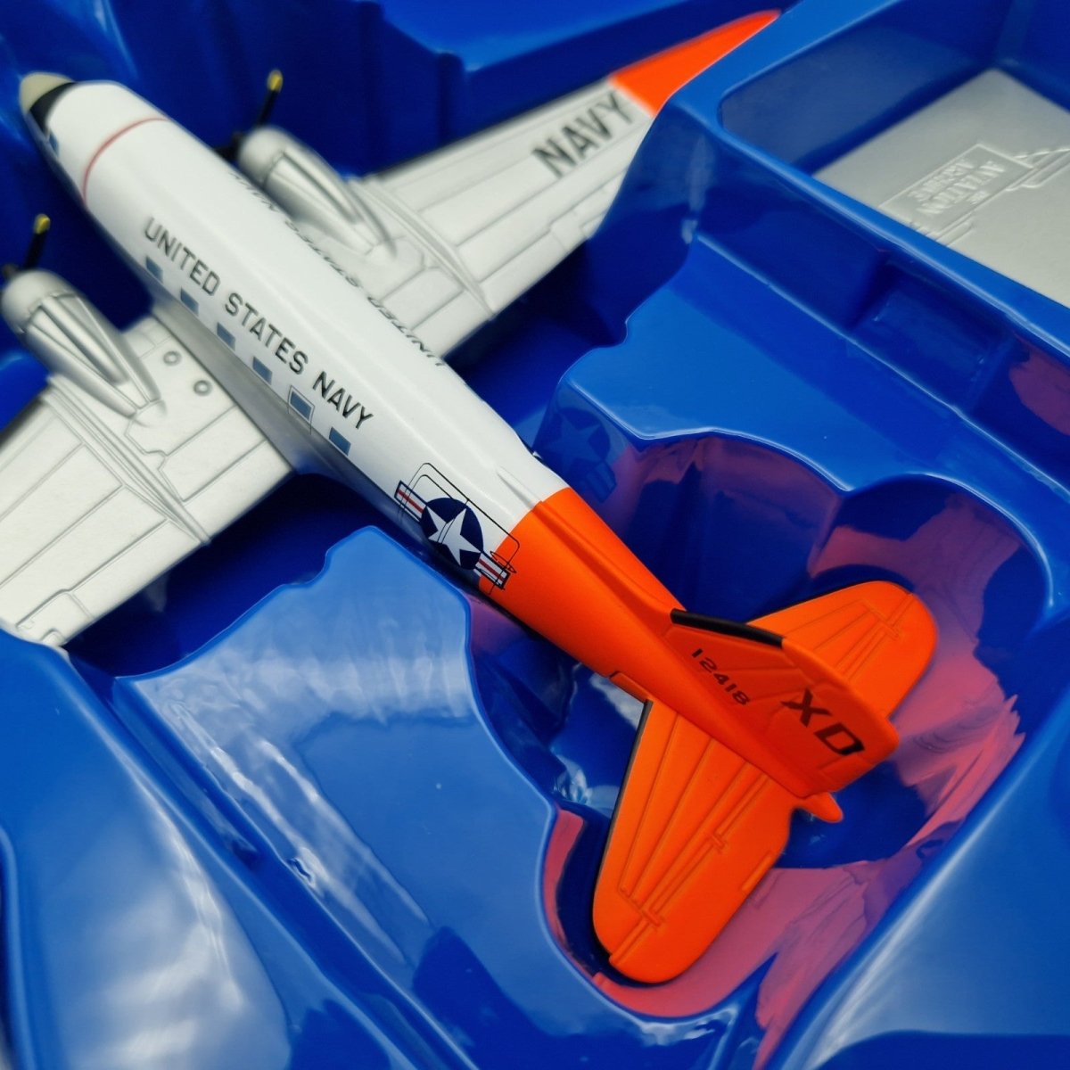 Corgi Aviation Archive 1:144 Douglas R4D - 5 'Que Sera Sera' US Navy AA30002 - Corgi
