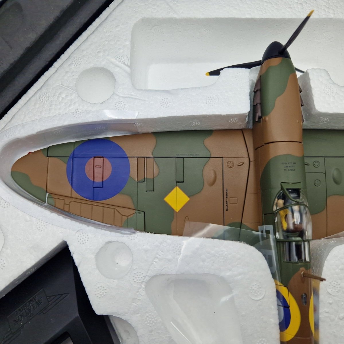 Corgi Aviation Archive 1:32 Spitfire MK1a, No.41 Sqn AA33910 - Corgi