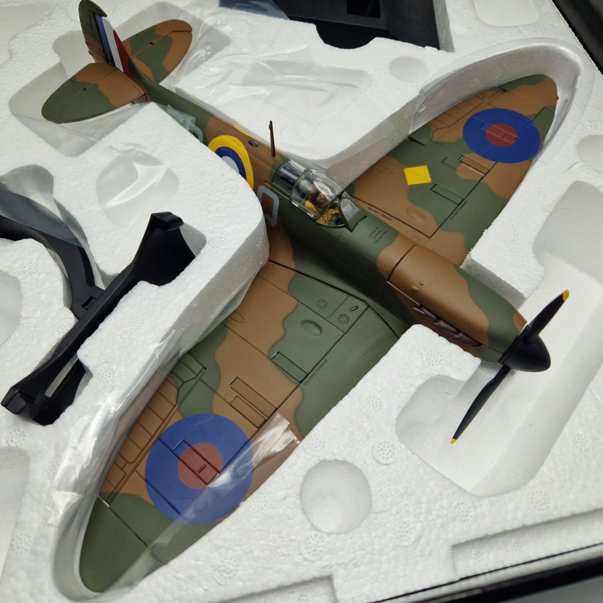 Corgi Aviation Archive 1:32 Spitfire MK1a, No.41 Sqn AA33910 - Corgi