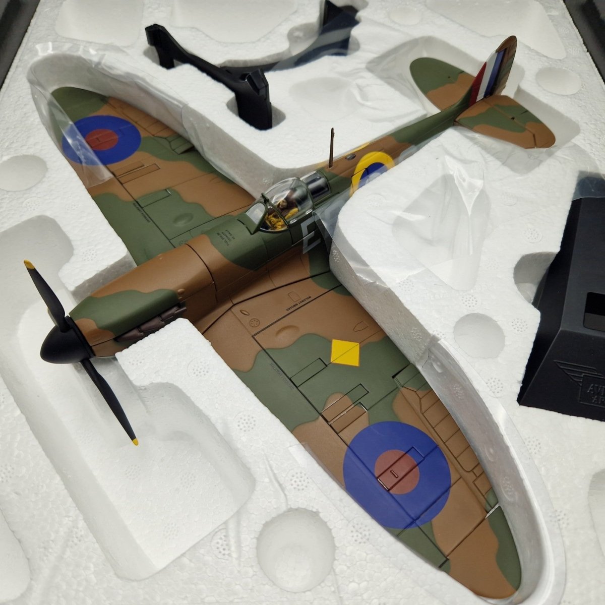 Corgi Aviation Archive 1:32 Spitfire MK1a, No.41 Sqn AA33910 - Corgi
