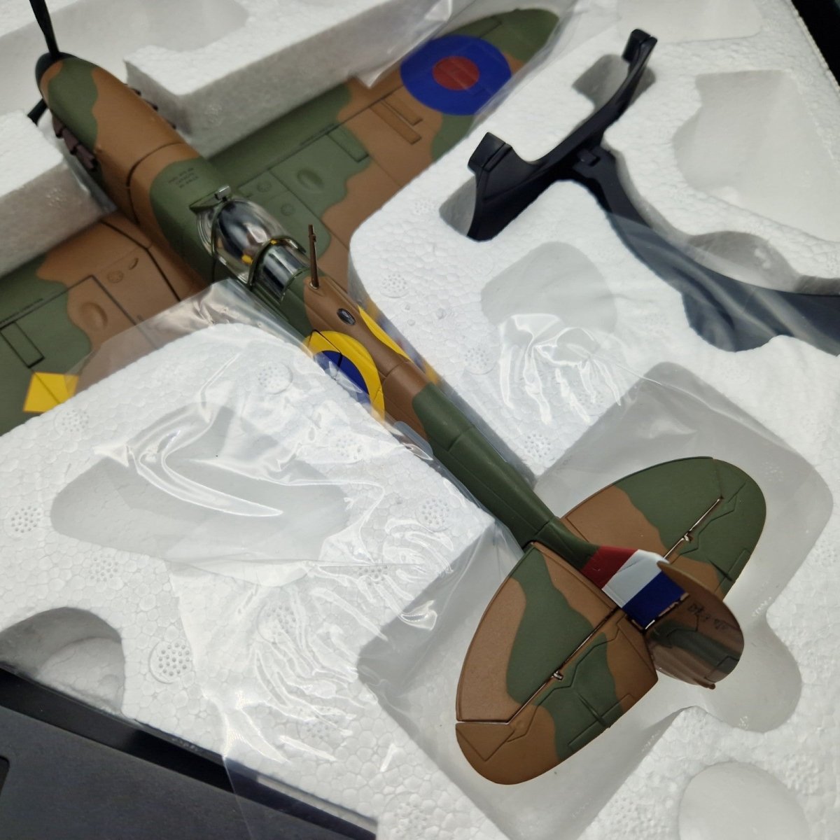 Corgi Aviation Archive 1:32 Spitfire MK1a, No.41 Sqn AA33910 - Corgi