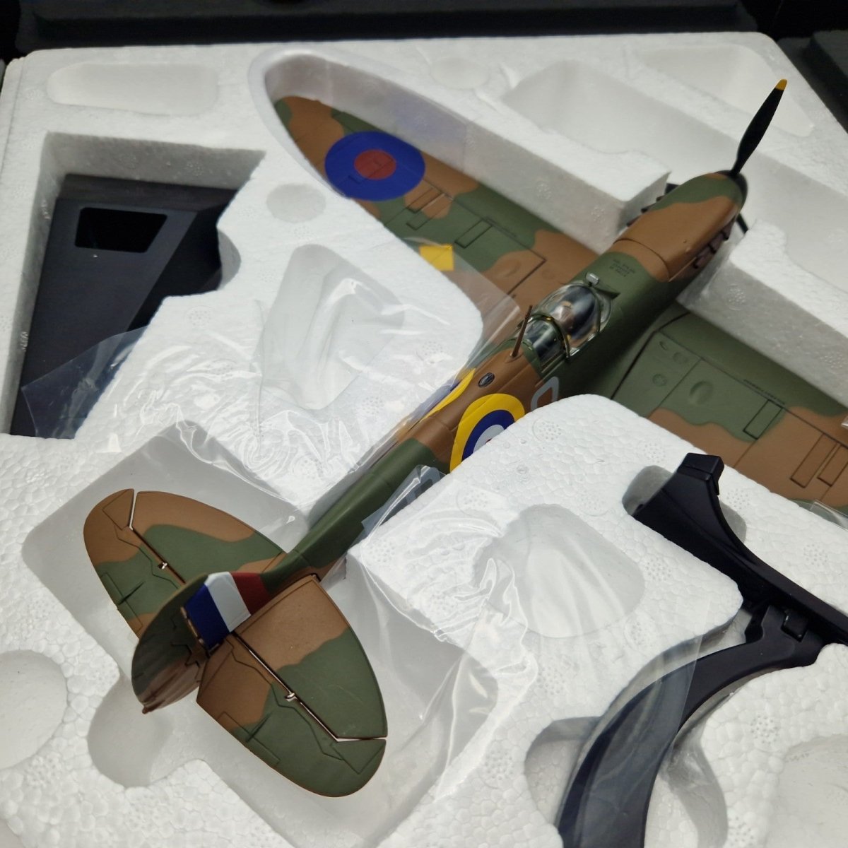 Corgi Aviation Archive 1:32 Spitfire MK1a, No.41 Sqn AA33910 - Corgi