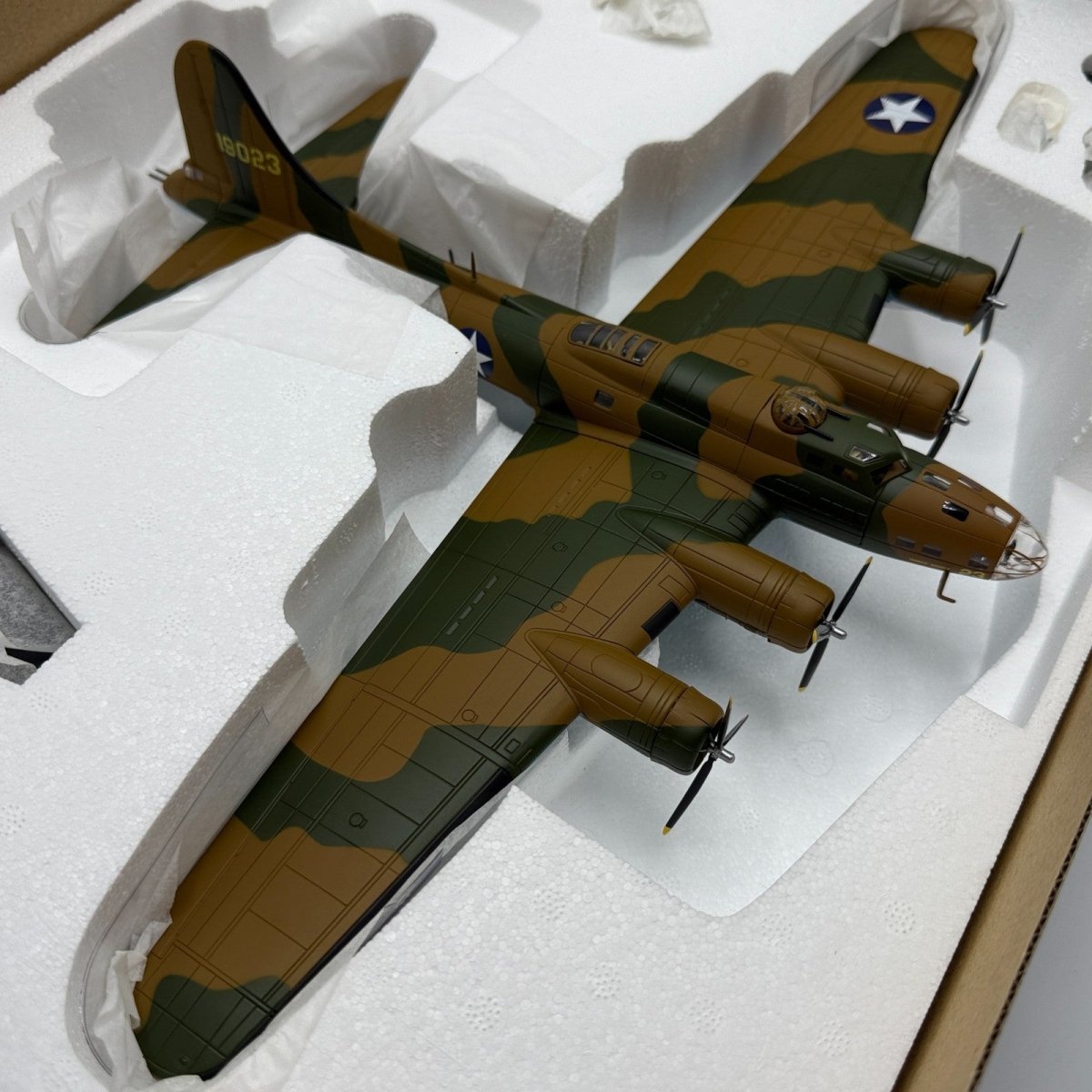Corgi Aviation Archive 1:72 AA33304 B - 17E "Yankee Doodle" 414 Squadron Diecast - Corgi