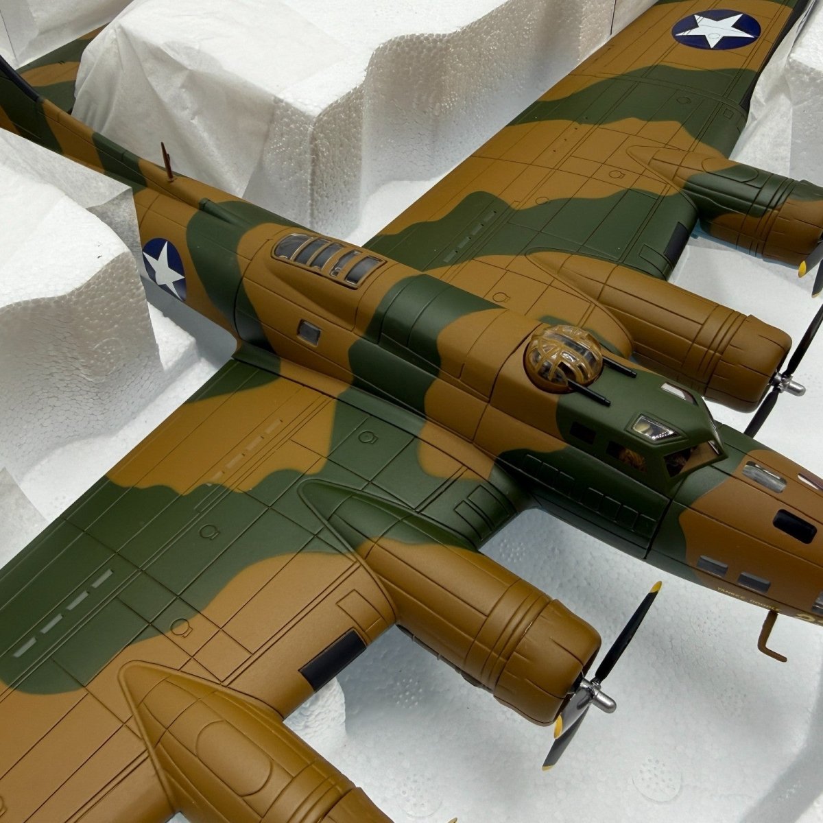 Corgi Aviation Archive 1:72 AA33304 B - 17E "Yankee Doodle" 414 Squadron Diecast - Corgi