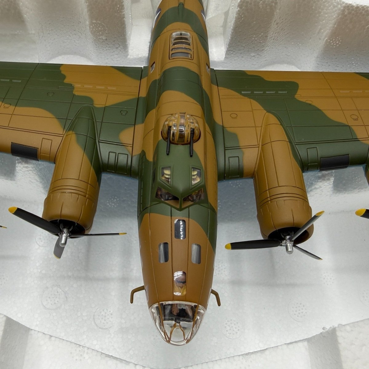 Corgi Aviation Archive 1:72 AA33304 B - 17E "Yankee Doodle" 414 Squadron Diecast - Corgi