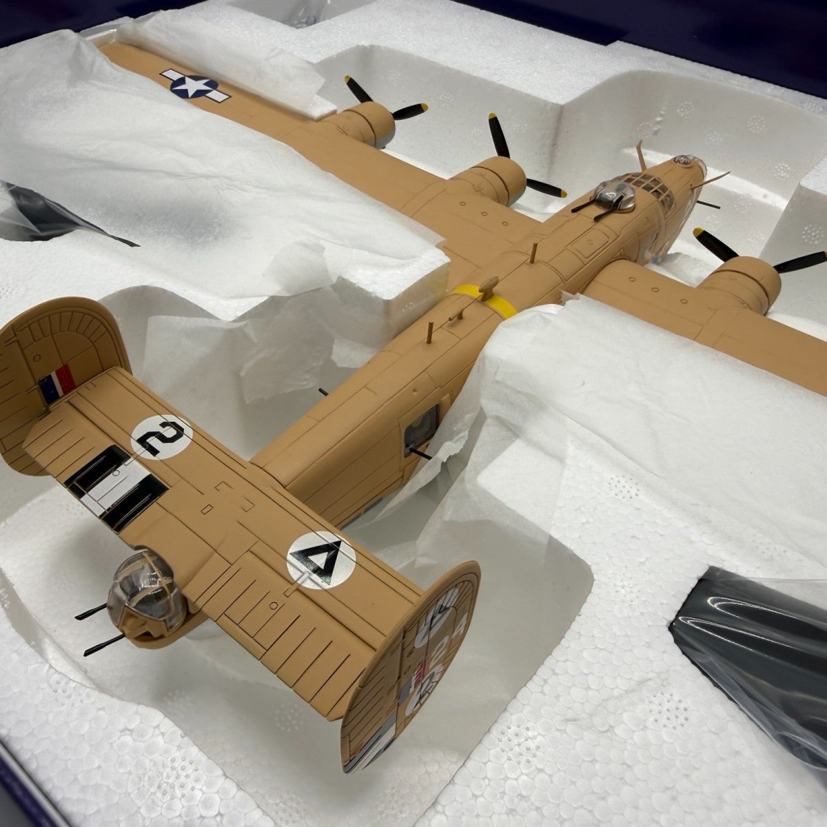 Corgi Aviation Archive 1:72 AA34003 B24D Liberator 'Strawberry Bitch' - Corgi
