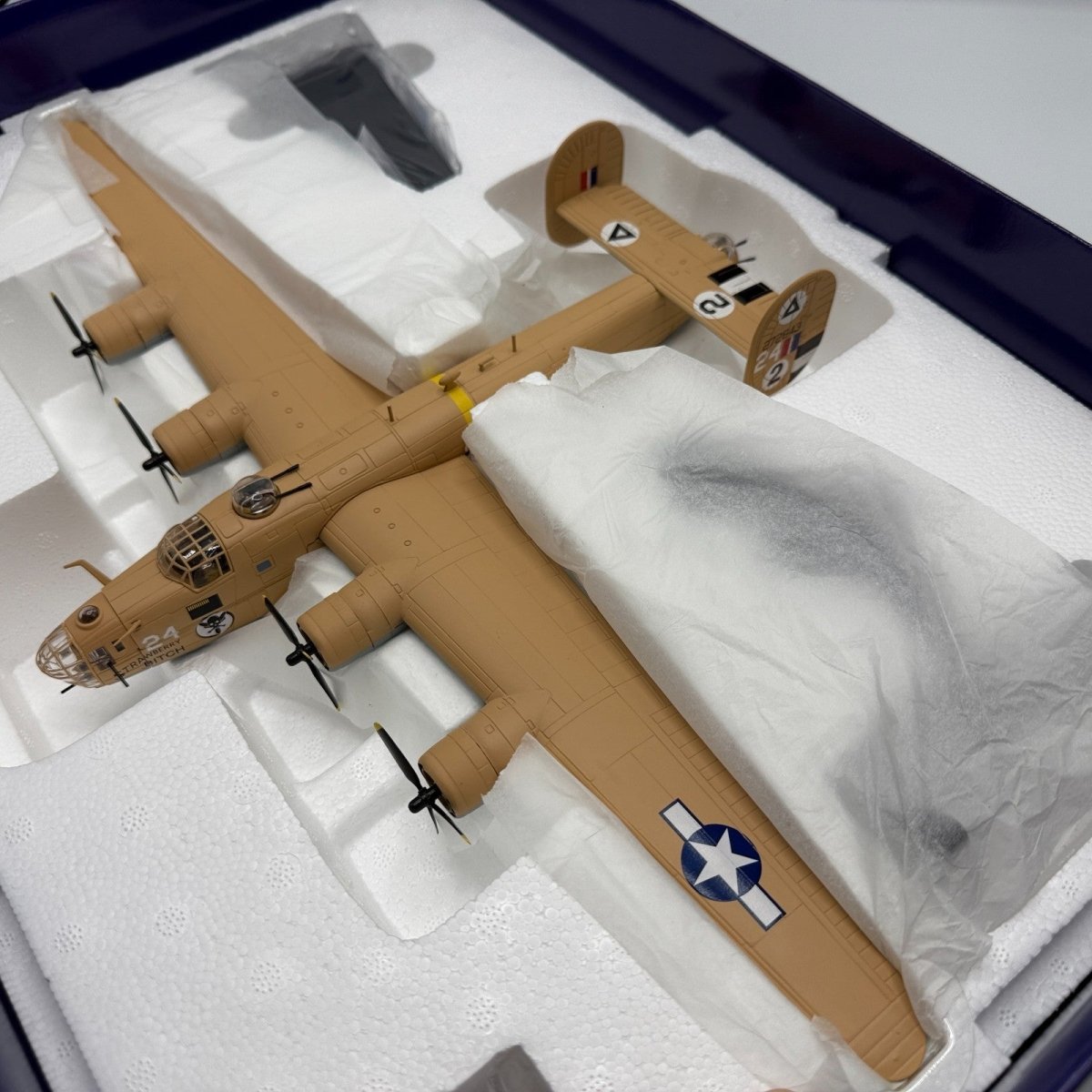 Corgi Aviation Archive 1:72 AA34003 B24D Liberator 'Strawberry Bitch' - Corgi
