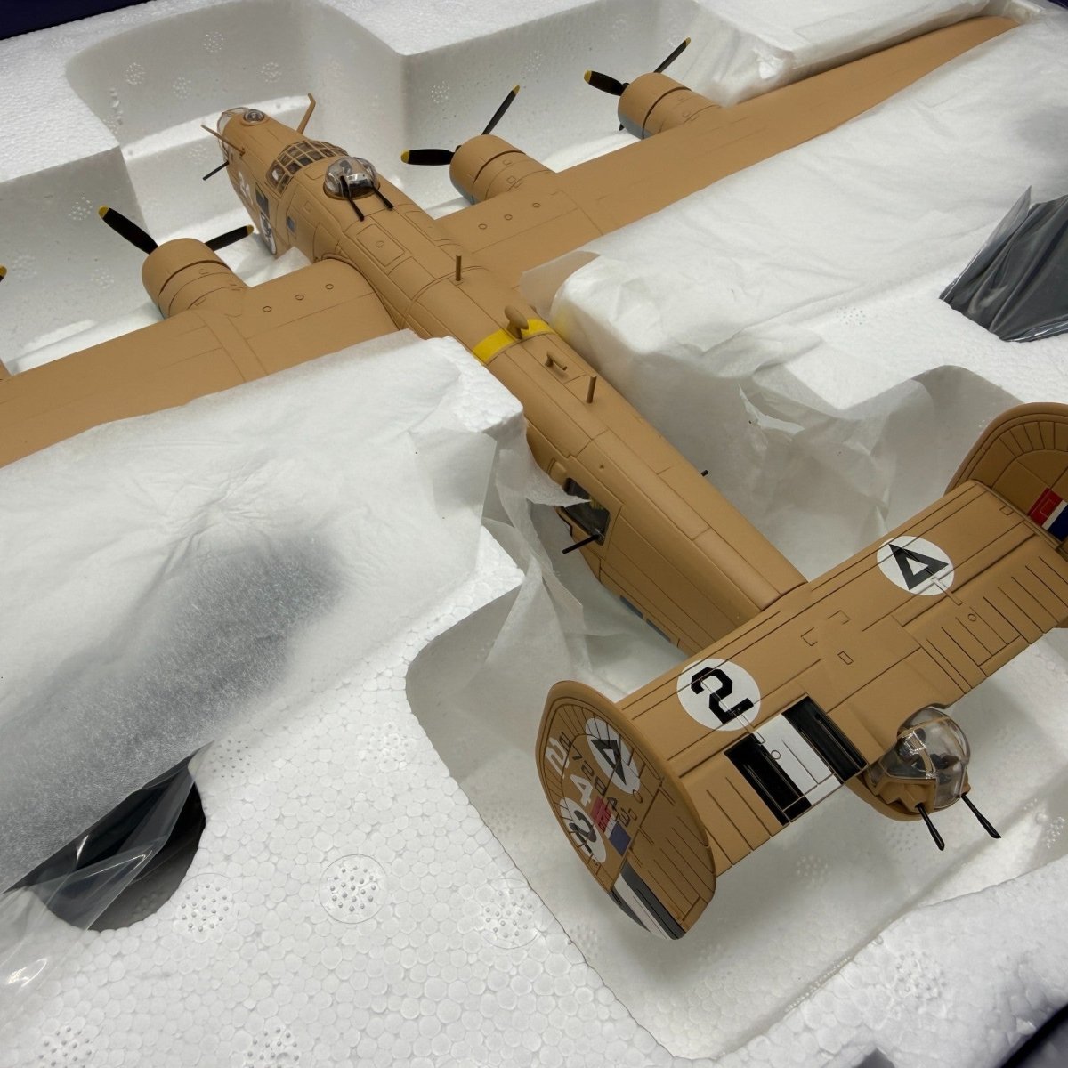 Corgi Aviation Archive 1:72 AA34003 B24D Liberator 'Strawberry Bitch' - Corgi