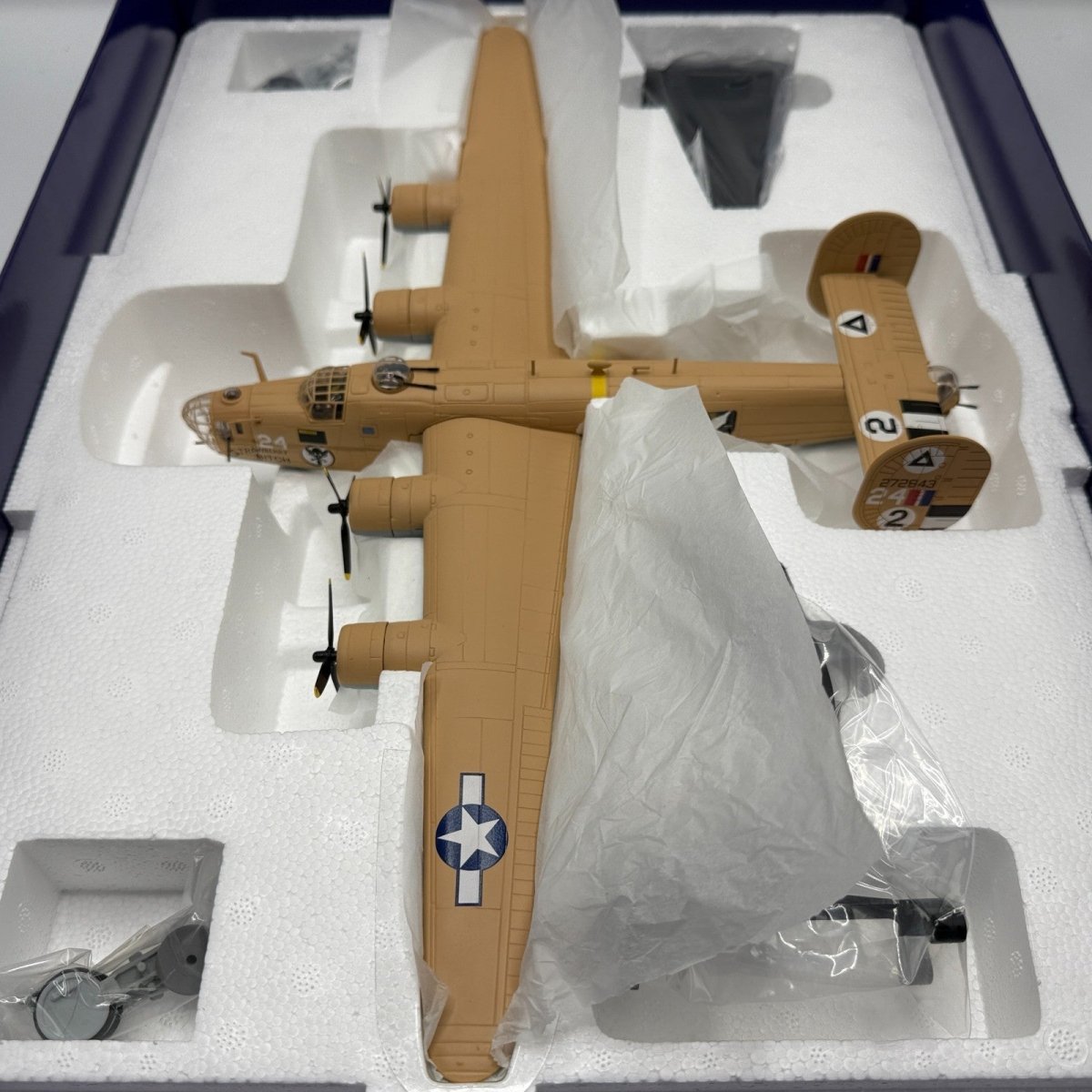 Corgi Aviation Archive 1:72 AA34003 B24D Liberator 'Strawberry Bitch' - Corgi