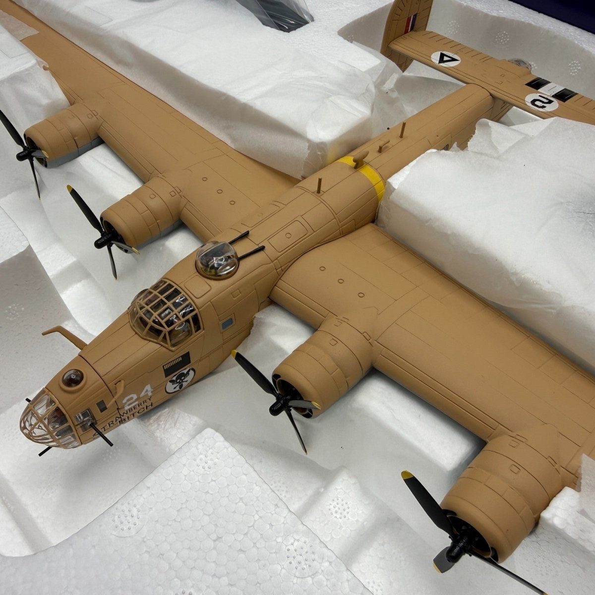 Corgi Aviation Archive 1:72 AA34003 B24D Liberator 'Strawberry Bitch' - Corgi