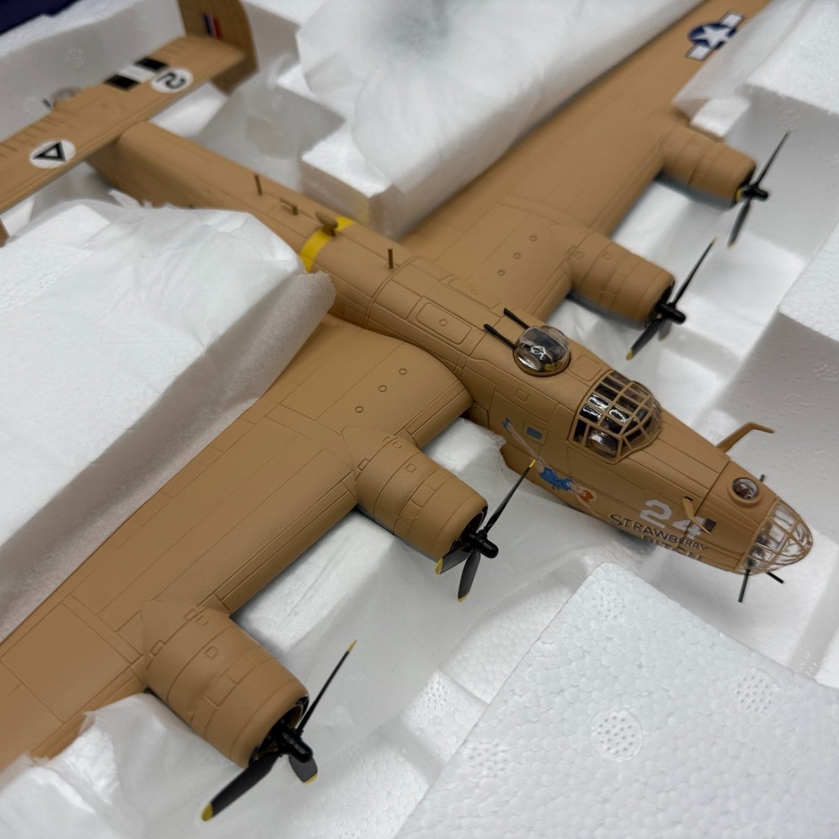 Corgi Aviation Archive 1:72 AA34003 B24D Liberator 'Strawberry Bitch' - Corgi