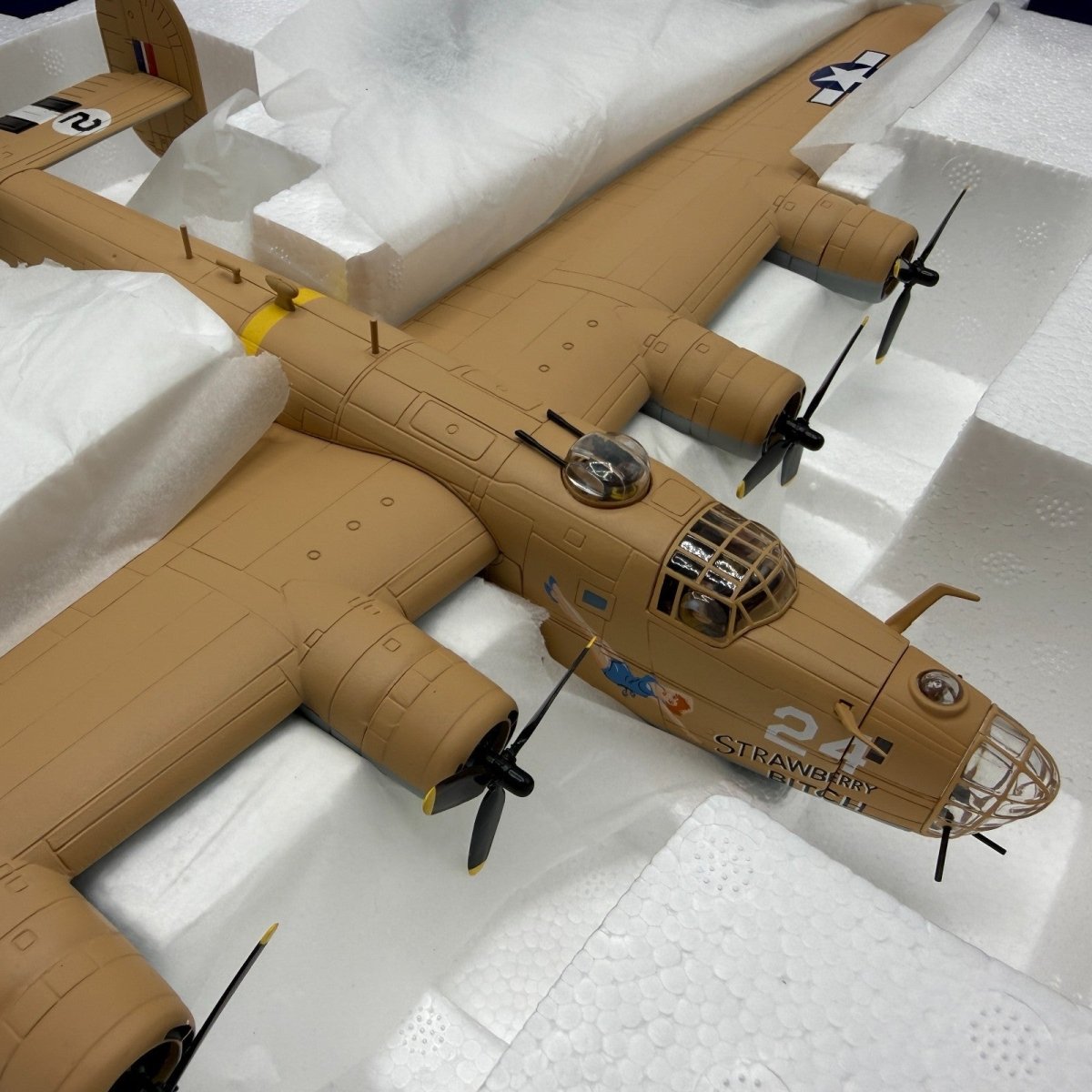 Corgi Aviation Archive 1:72 AA34003 B24D Liberator 'Strawberry Bitch' - Corgi