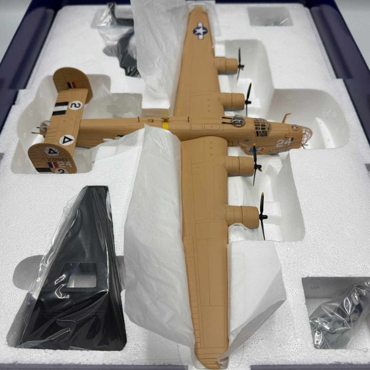 Corgi Aviation Archive 1:72 AA34003 B24D Liberator 'Strawberry Bitch' - Corgi