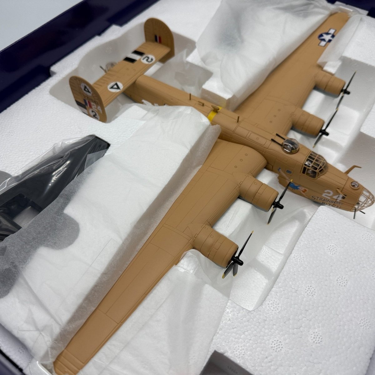 Corgi Aviation Archive 1:72 AA34003 B24D Liberator 'Strawberry Bitch' - Corgi