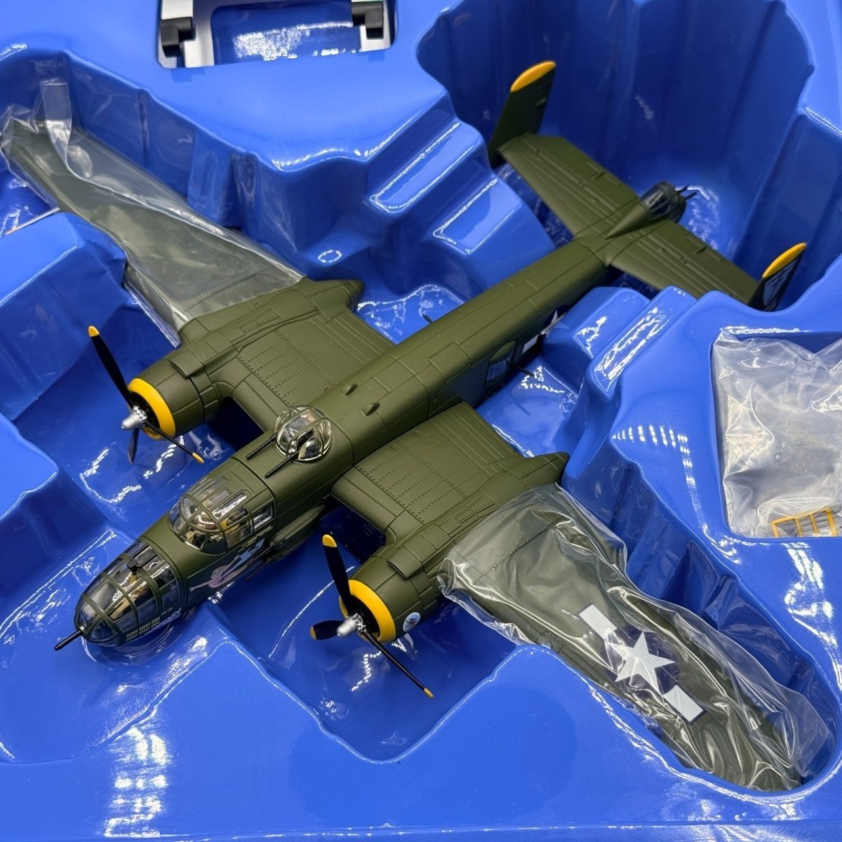 Corgi Aviation Archive 1:72 AA35301 B - 25J Mitchell "Heavenly Body" 42nd BG 1944 - Corgi