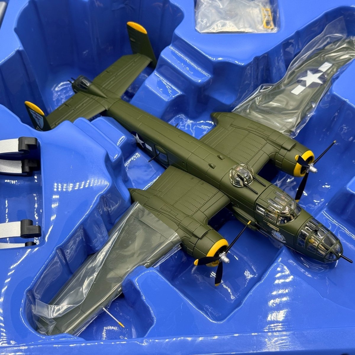Corgi Aviation Archive 1:72 AA35301 B - 25J Mitchell "Heavenly Body" 42nd BG 1944 - Corgi