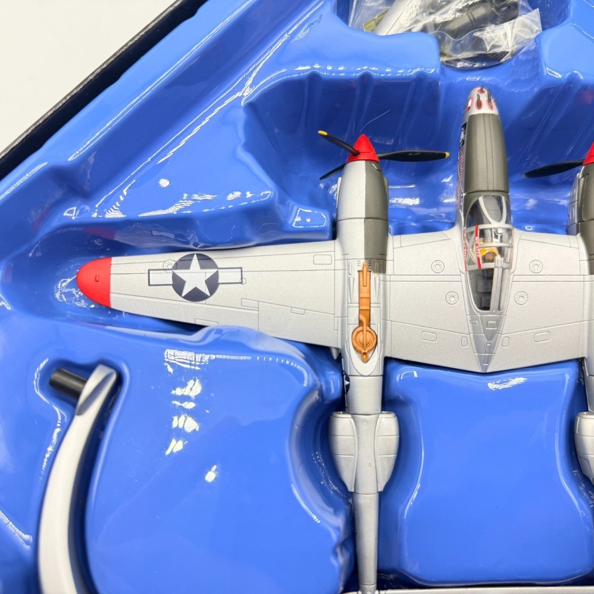 Corgi Aviation Archive 1:72 AA36601 P - 38J Lightning Richard Bong 49th FG 9th FS - Corgi