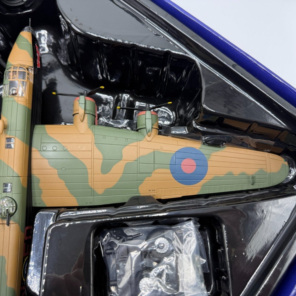 Corgi Aviation Archive 1:72 AA37208 Halifax B.VII 'Vicky The Vicious Virgin' - Corgi