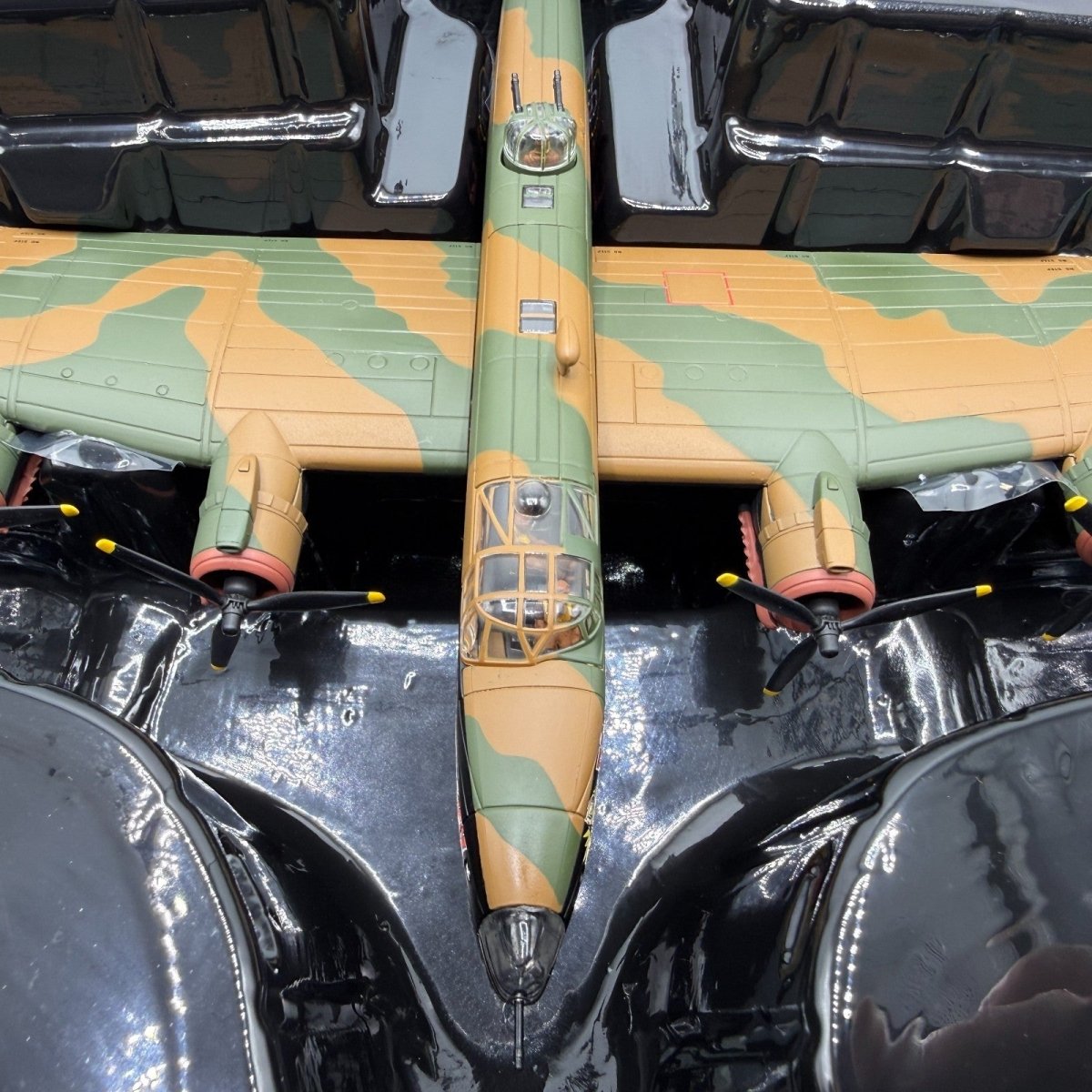 Corgi Aviation Archive 1:72 AA37208 Halifax B.VII 'Vicky The Vicious Virgin' - Corgi