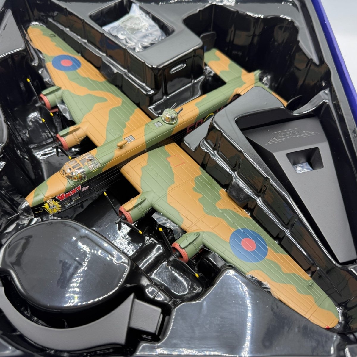 Corgi Aviation Archive 1:72 AA37208 Halifax B.VII 'Vicky The Vicious Virgin' - Corgi