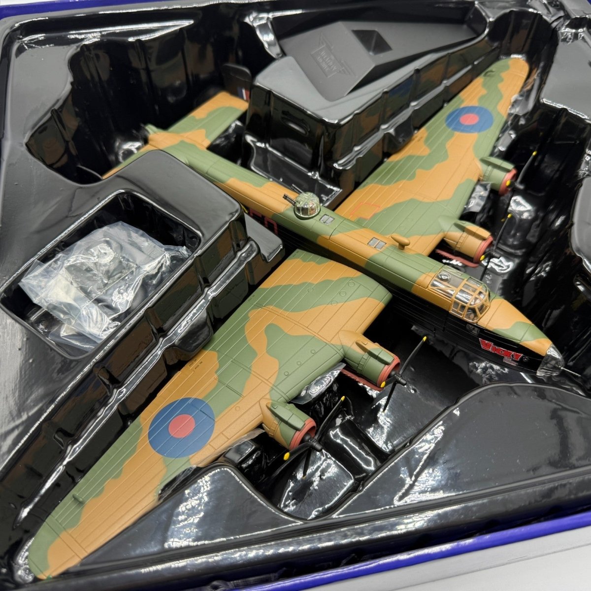 Corgi Aviation Archive 1:72 AA37208 Halifax B.VII 'Vicky The Vicious Virgin' - Corgi