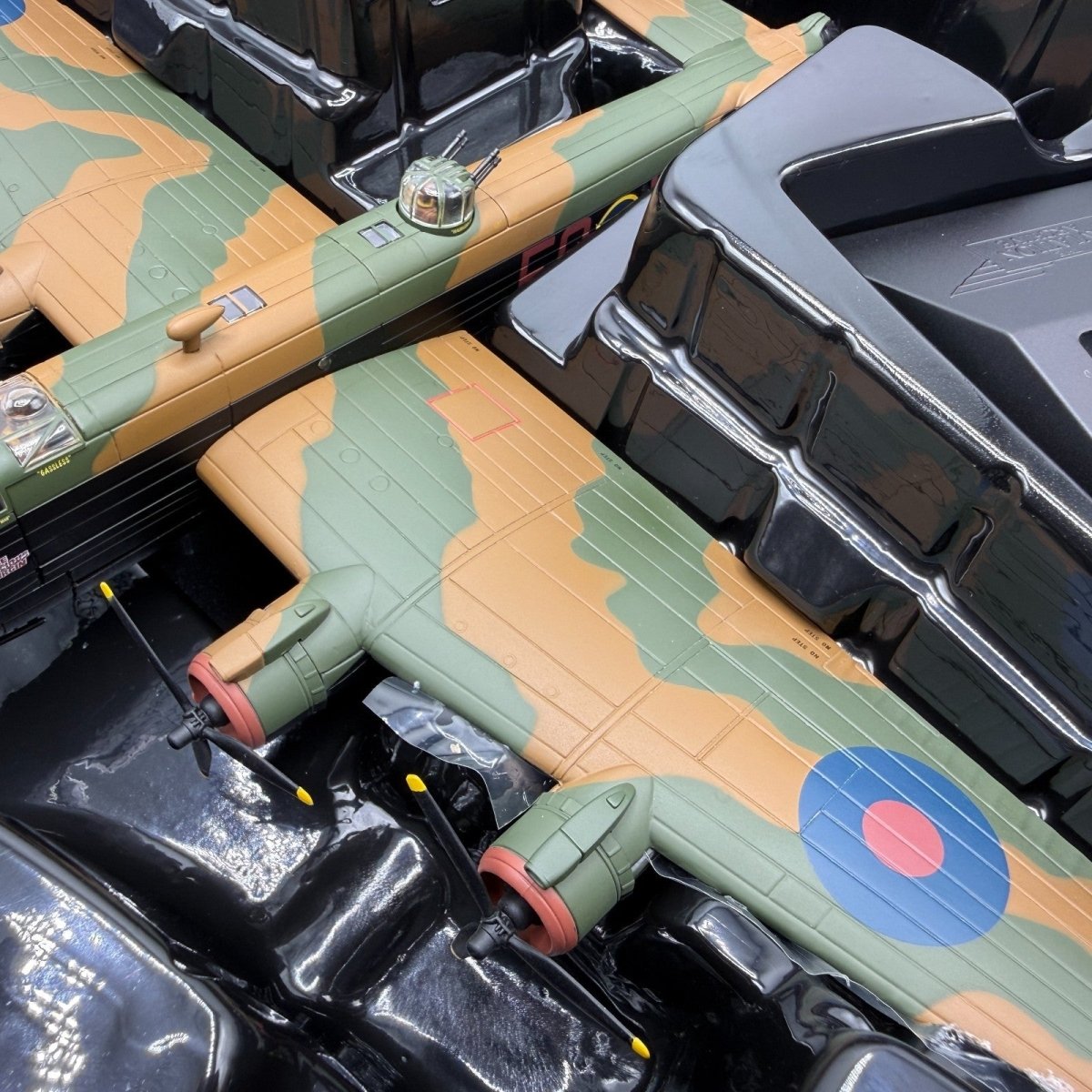 Corgi Aviation Archive 1:72 AA37208 Halifax B.VII 'Vicky The Vicious Virgin' - Corgi