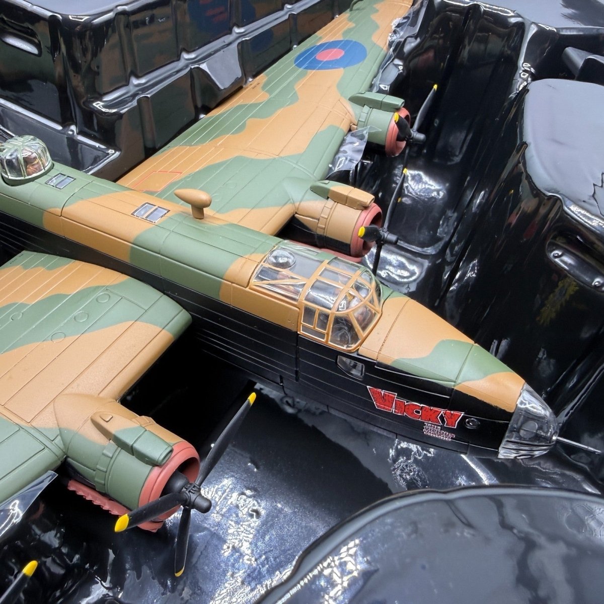 Corgi Aviation Archive 1:72 AA37208 Halifax B.VII 'Vicky The Vicious Virgin' - Corgi