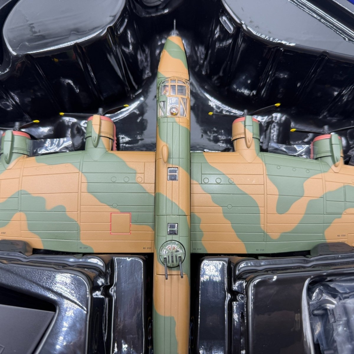 Corgi Aviation Archive 1:72 AA37208 Halifax B.VII 'Vicky The Vicious Virgin' - Corgi