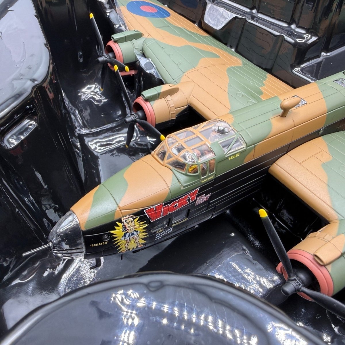 Corgi Aviation Archive 1:72 AA37208 Halifax B.VII 'Vicky The Vicious Virgin' - Corgi