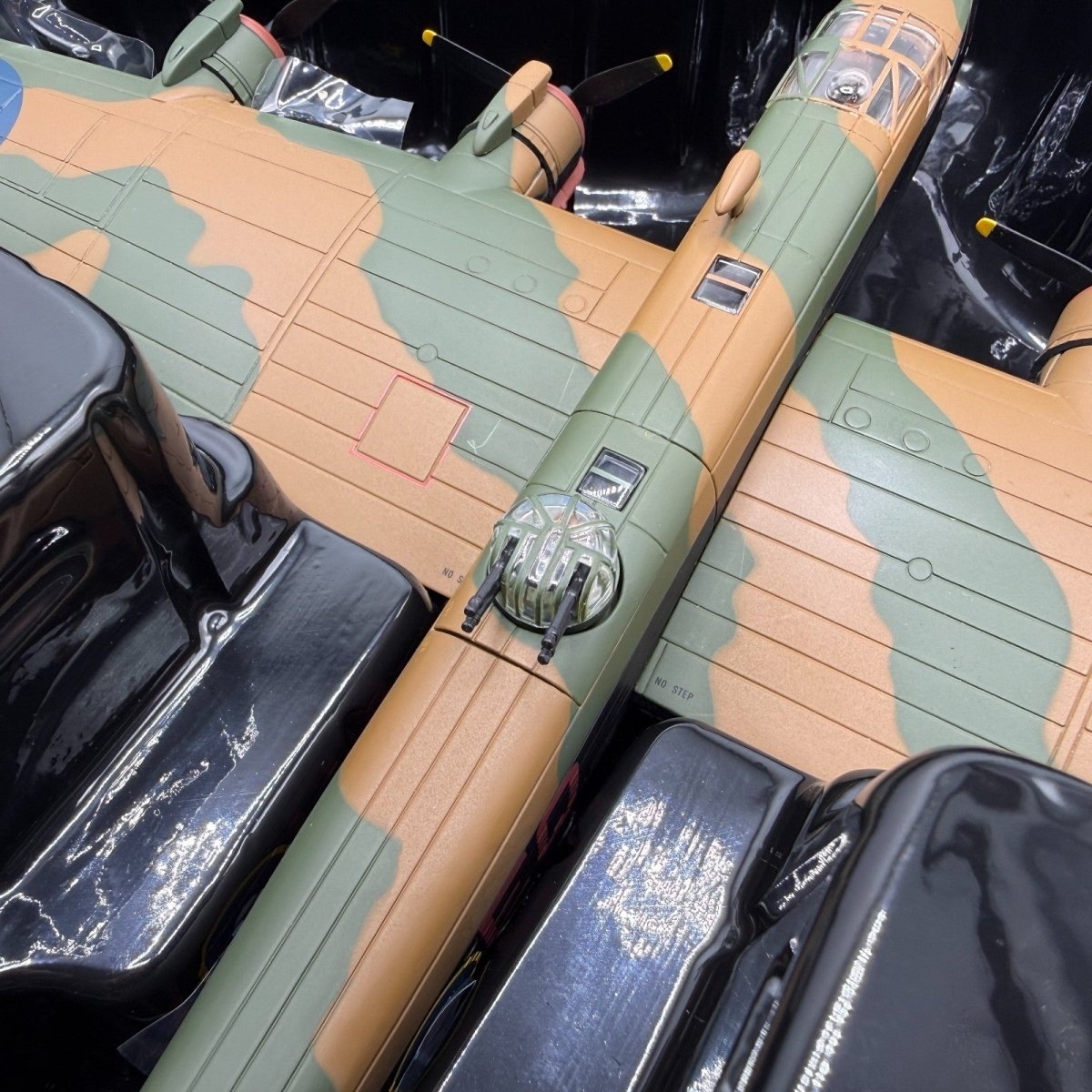 Corgi Aviation Archive 1:72 AA37208 Halifax B.VII 'Vicky The Vicious Virgin' - Corgi