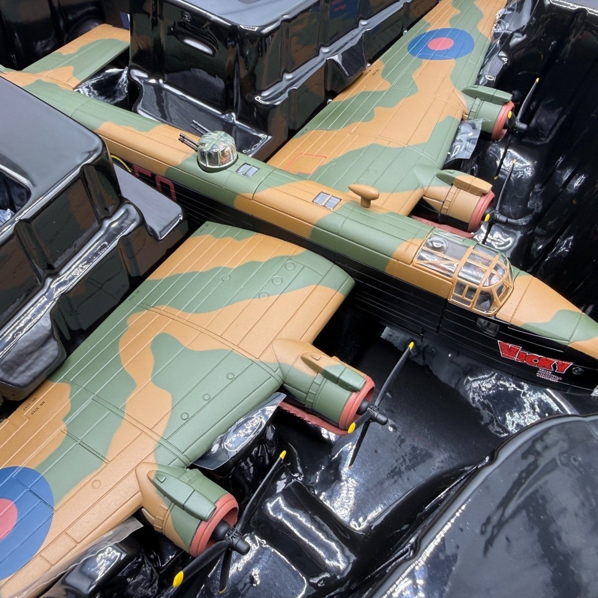 Corgi Aviation Archive 1:72 AA37208 Halifax B.VII 'Vicky The Vicious Virgin' - Corgi