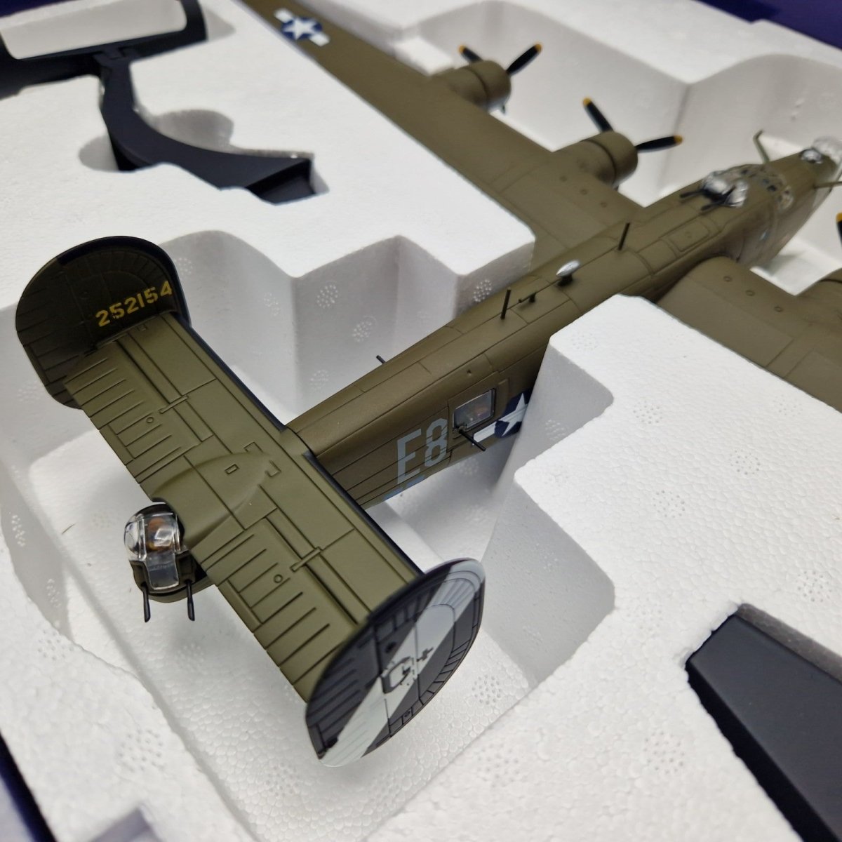 Corgi Aviation Archive 1:72 B - 24 Liberator 'Male Call' Eighth Air Force AA34018 - Corgi