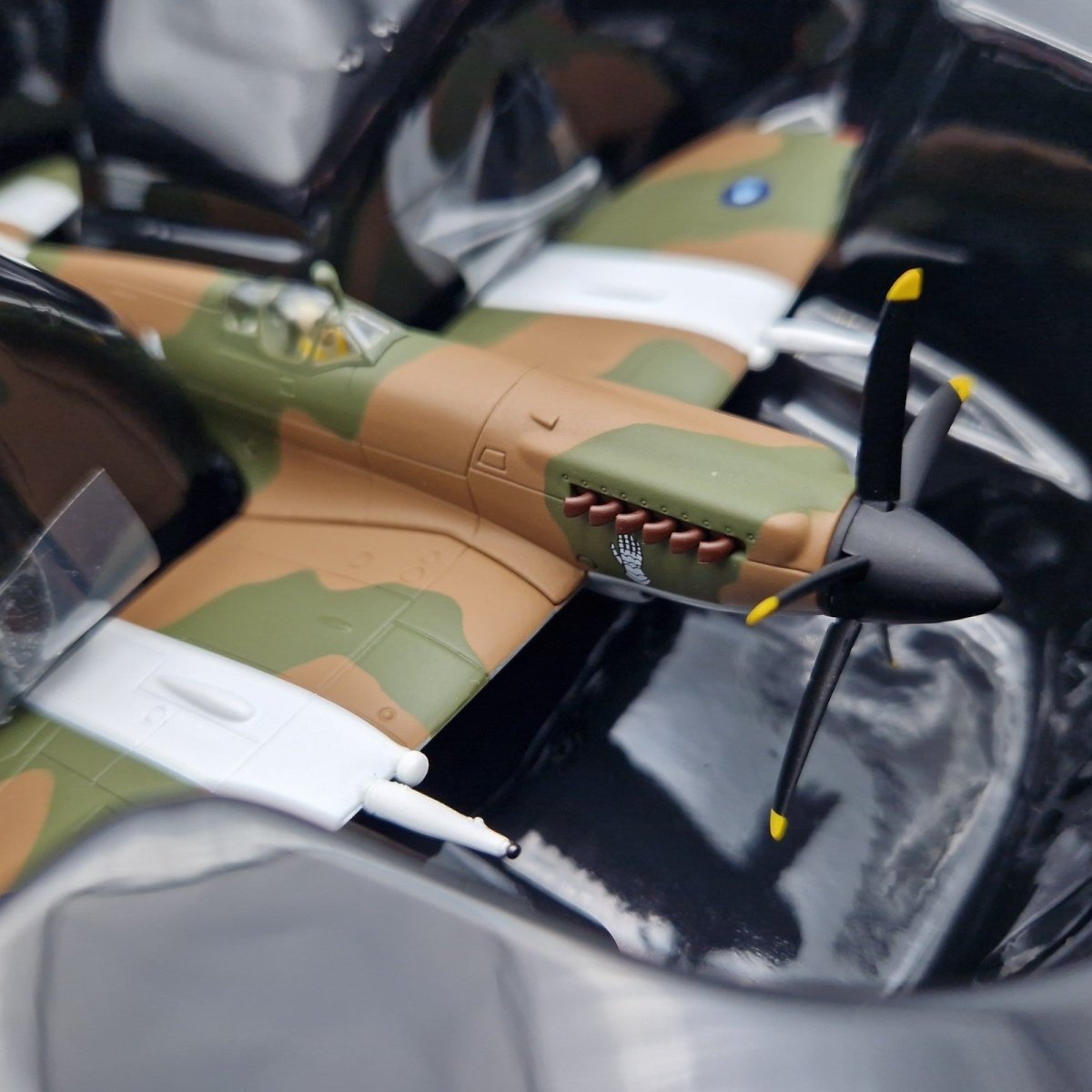 Corgi Aviation Archive 1:72 Spitfire F.MKXIVe, No.17 Sqn Singapore AA38705 - Corgi