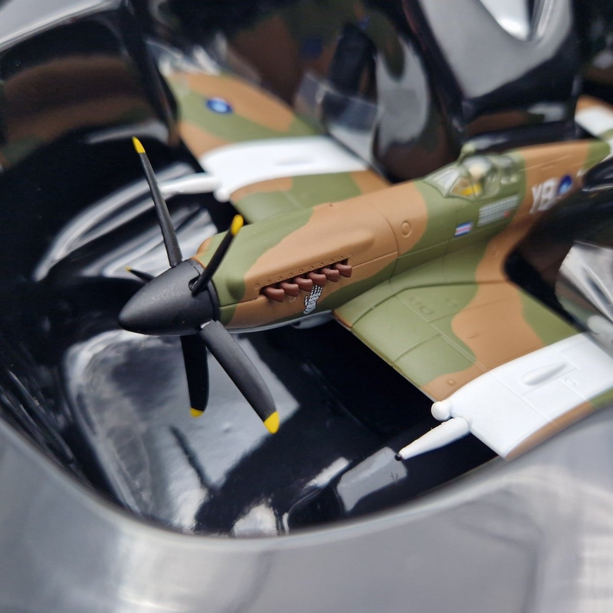 Corgi Aviation Archive 1:72 Spitfire F.MKXIVe, No.17 Sqn Singapore AA38705 - Corgi