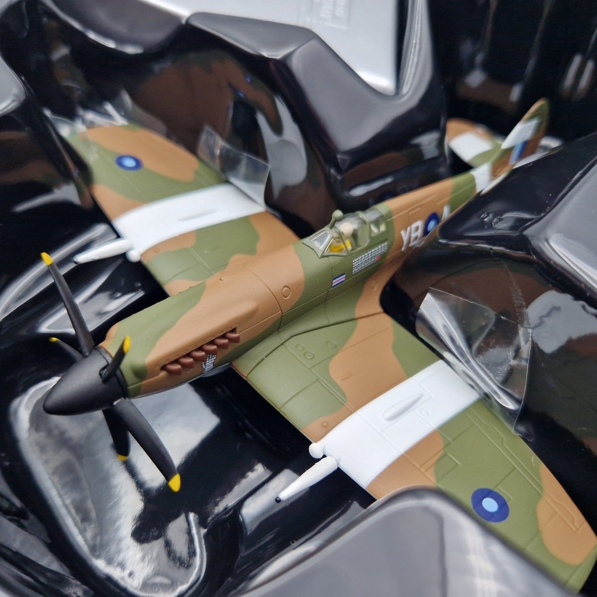 Corgi Aviation Archive 1:72 Spitfire F.MKXIVe, No.17 Sqn Singapore AA38705 - Corgi
