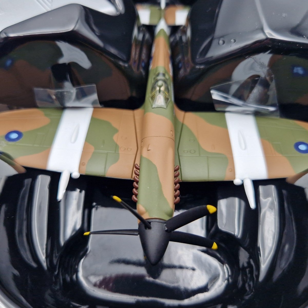 Corgi Aviation Archive 1:72 Spitfire F.MKXIVe, No.17 Sqn Singapore AA38705 - Corgi