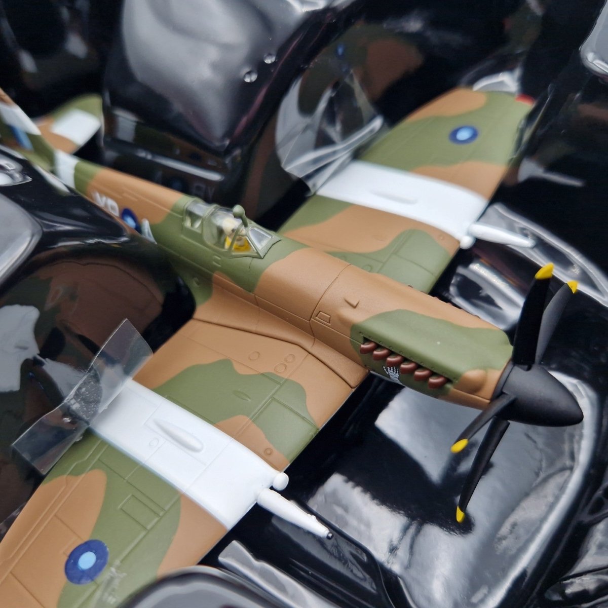 Corgi Aviation Archive 1:72 Spitfire F.MKXIVe, No.17 Sqn Singapore AA38705 - Corgi