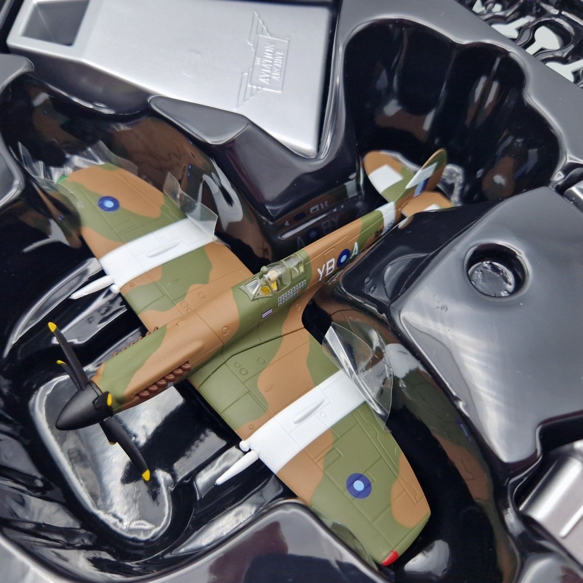 Corgi Aviation Archive 1:72 Spitfire F.MKXIVe, No.17 Sqn Singapore AA38705 - Corgi