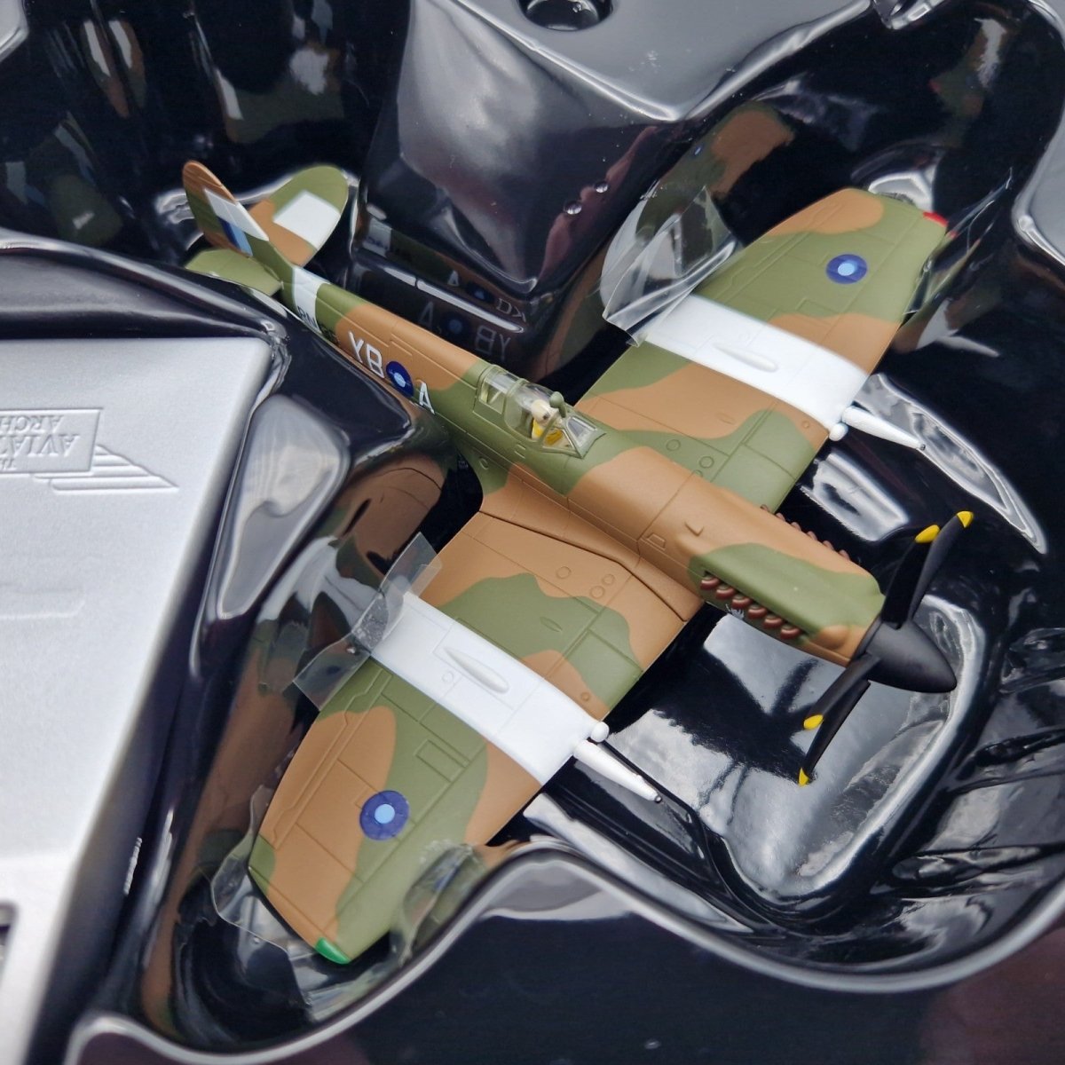 Corgi Aviation Archive 1:72 Spitfire F.MKXIVe, No.17 Sqn Singapore AA38705 - Corgi