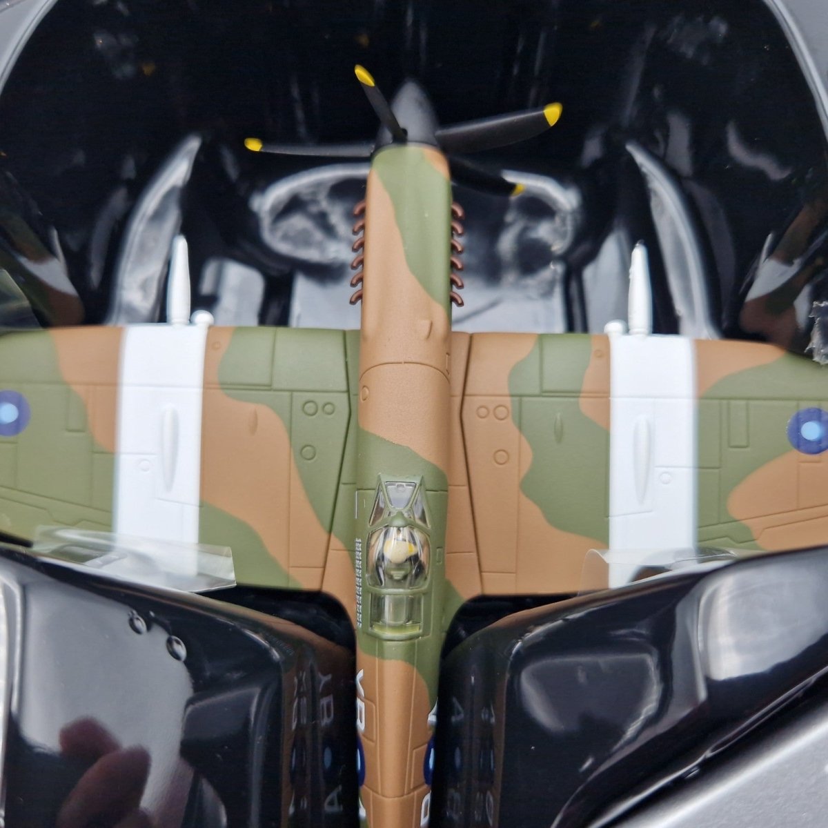 Corgi Aviation Archive 1:72 Spitfire F.MKXIVe, No.17 Sqn Singapore AA38705 - Corgi