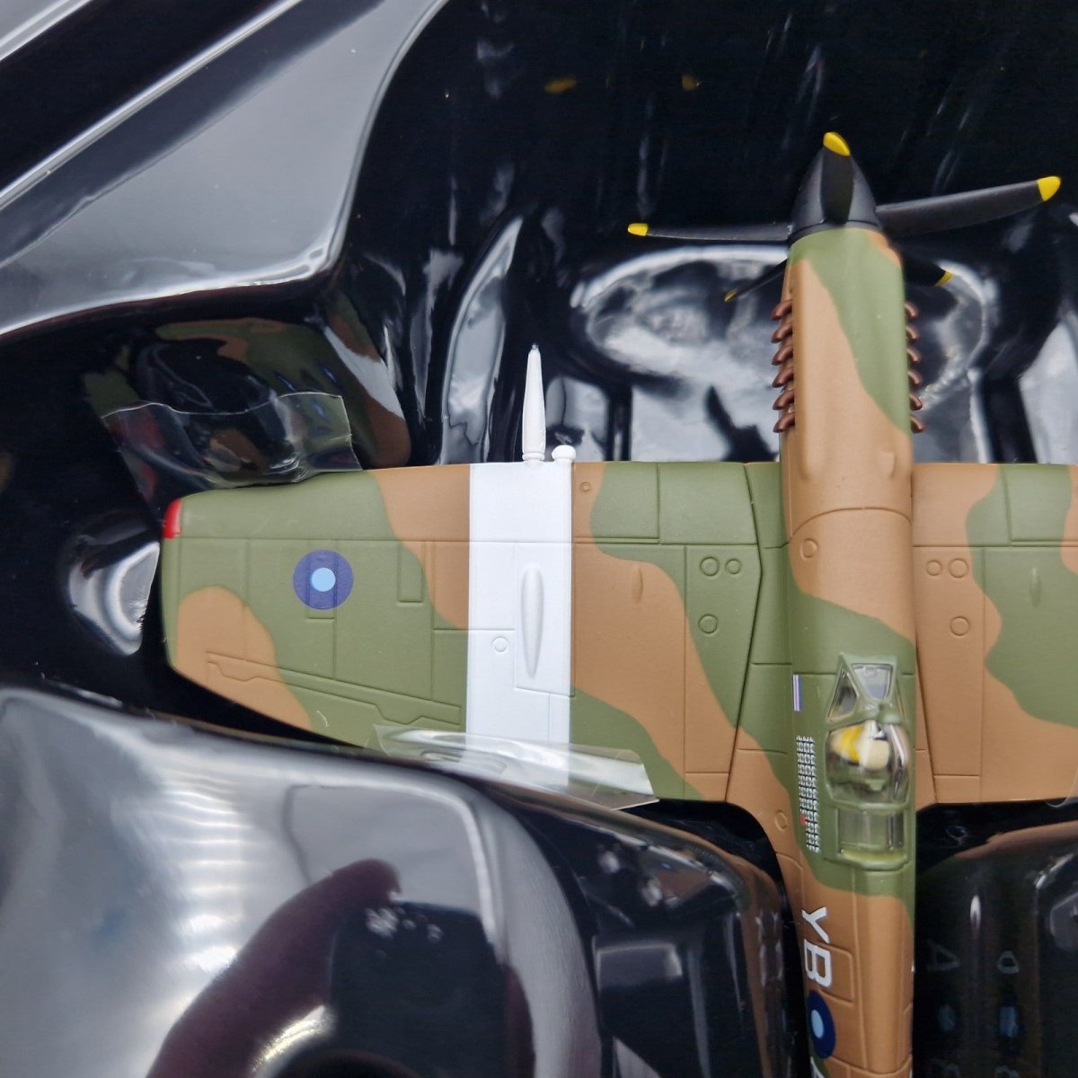 Corgi Aviation Archive 1:72 Spitfire F.MKXIVe, No.17 Sqn Singapore AA38705 - Corgi