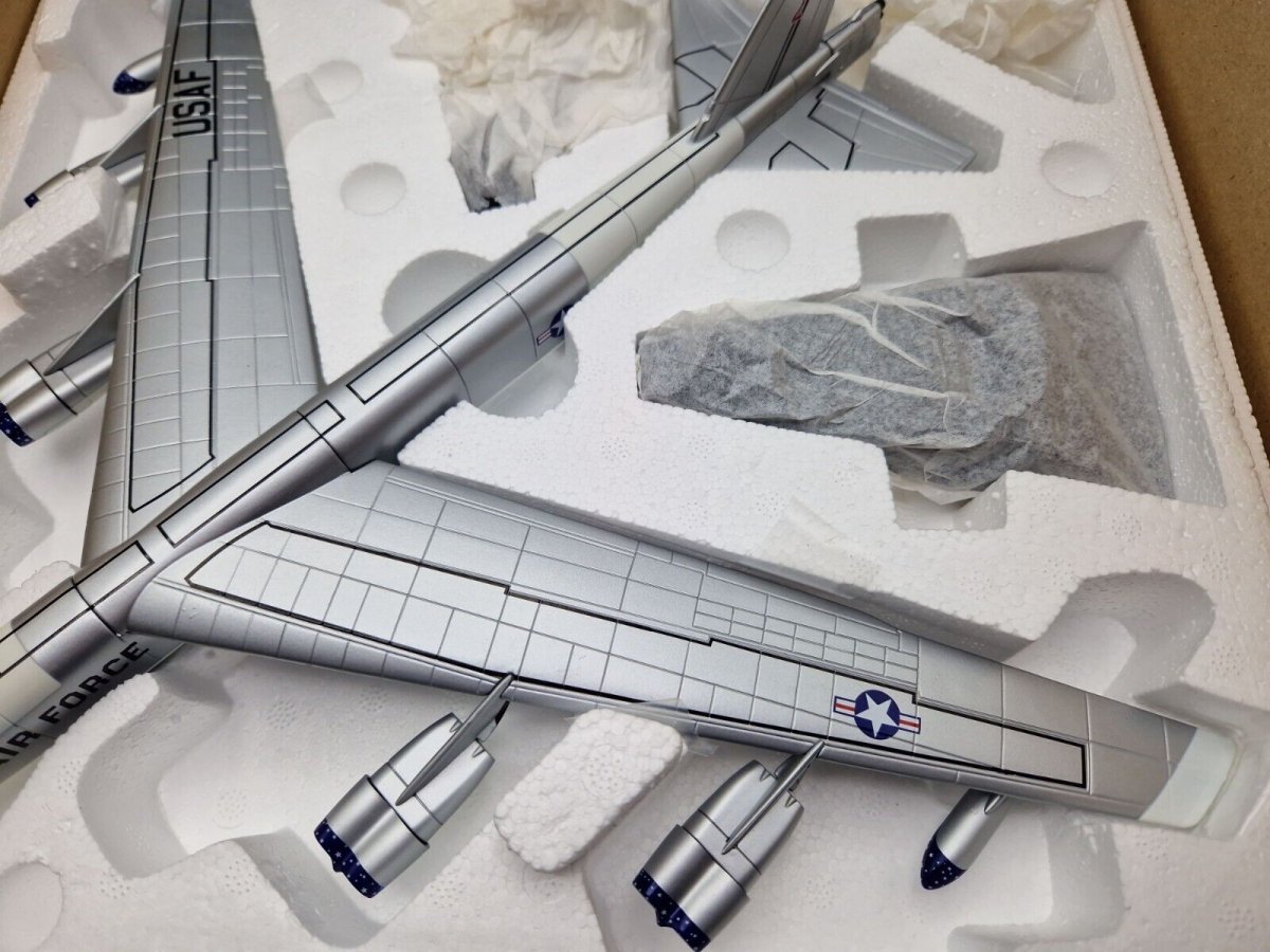 Corgi Aviation Archive 1:144 Boeing B - 52H Stratofortress USAF 449th Bomb Wing 1967 AA33507 - Corgi
