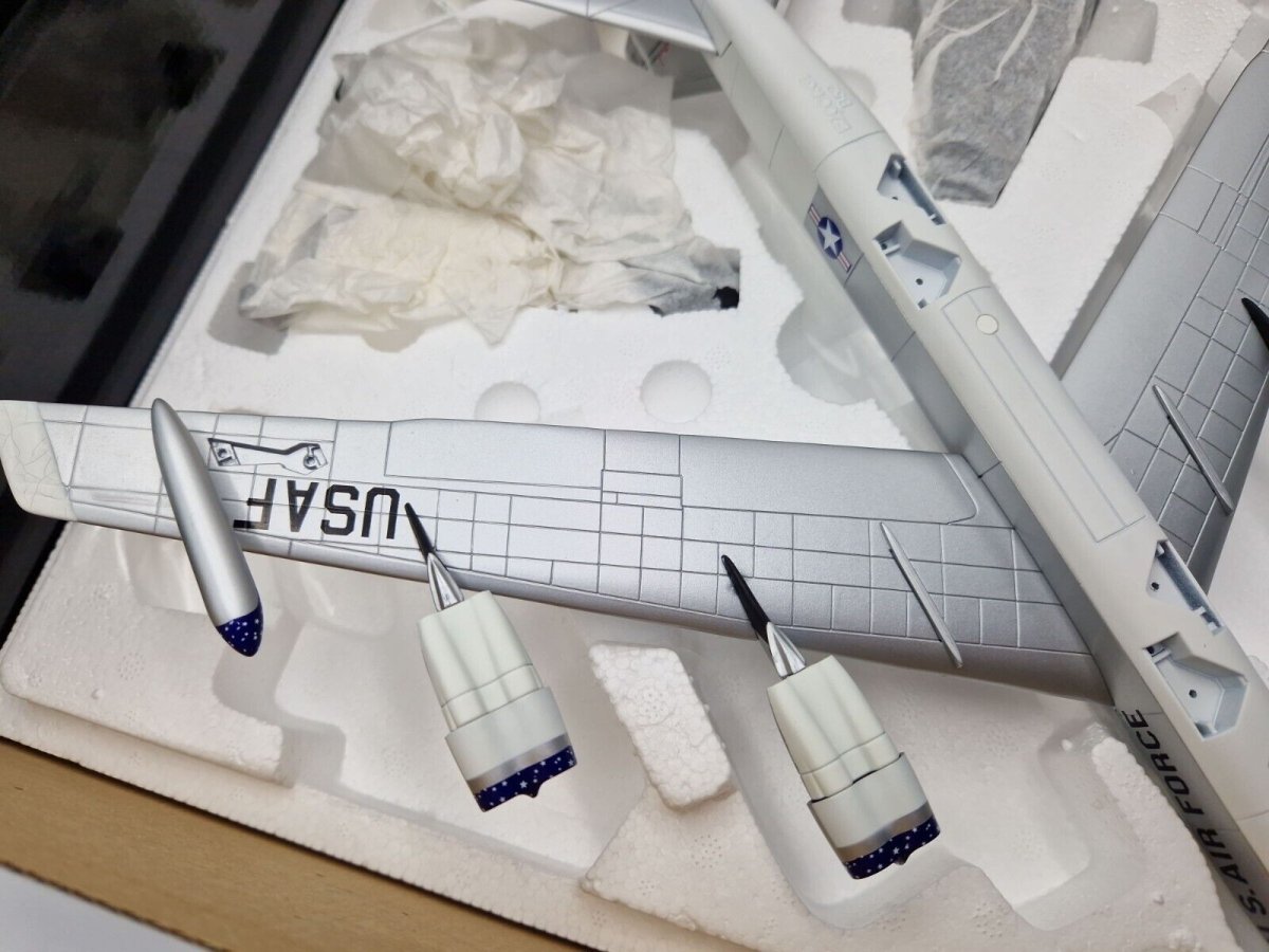 Corgi Aviation Archive 1:144 Boeing B - 52H Stratofortress USAF 449th Bomb Wing 1967 AA33507 - Corgi