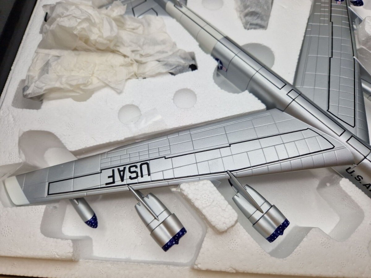 Corgi Aviation Archive 1:144 Boeing B - 52H Stratofortress USAF 449th Bomb Wing 1967 AA33507 - Corgi