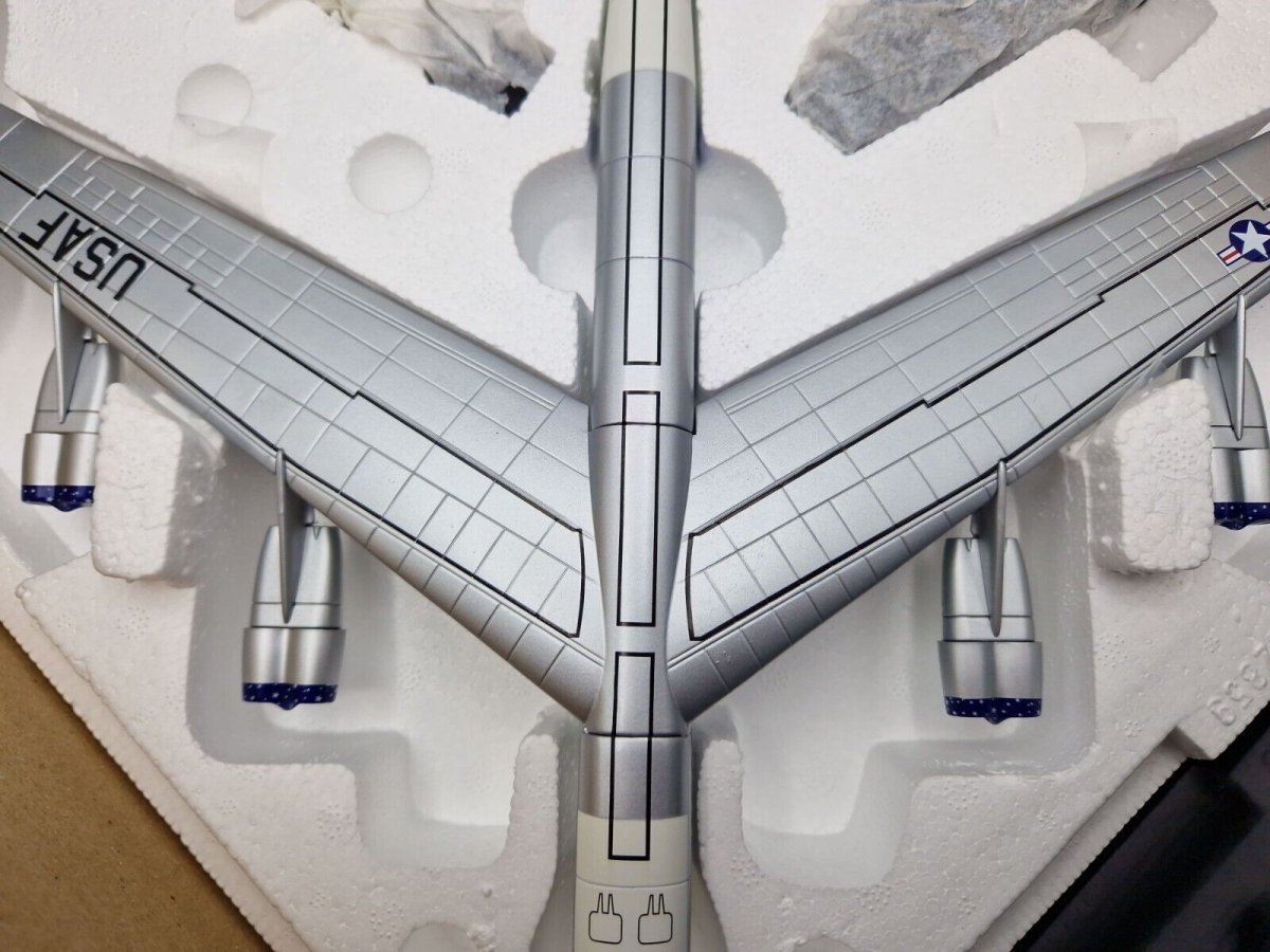 Corgi Aviation Archive 1:144 Boeing B - 52H Stratofortress USAF 449th Bomb Wing 1967 AA33507 - Corgi